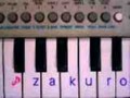 ピアノの鍵盤の所にピンクで♪zakuroと書いてあります